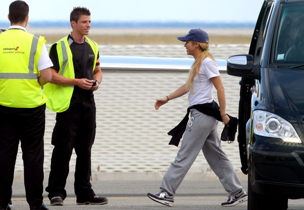 Quedate como el que que mira asi a <a href="/shakira/">Shakira</a>