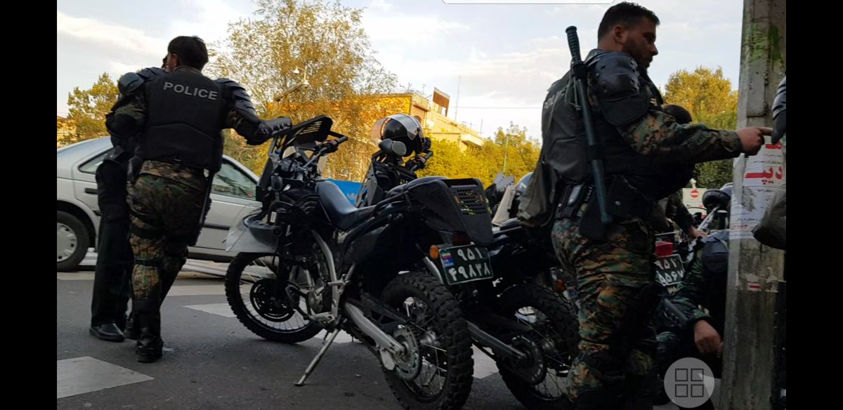 Komar_sofla's tweet photo. نیروهای رژیم اشغالگر جمهوری اسلامی هم اکنون چهارراه شهناز #تبریز در آماده باش کامل هستند، ولی از ظاهرشون آماده بودن مشخص نیست، همه خسته اند
وقتشه مردم بلندشن
#مهسا_امینی #حدیث_نجفی #اعتصابات_سراسری #پاینده_ایران #شاهچراغ #Oplran #Anonymous #زن_زندگی_آزادی #چهلم_مهسا #گشت_ارشاد https://t.co/YJmdgSfiWT