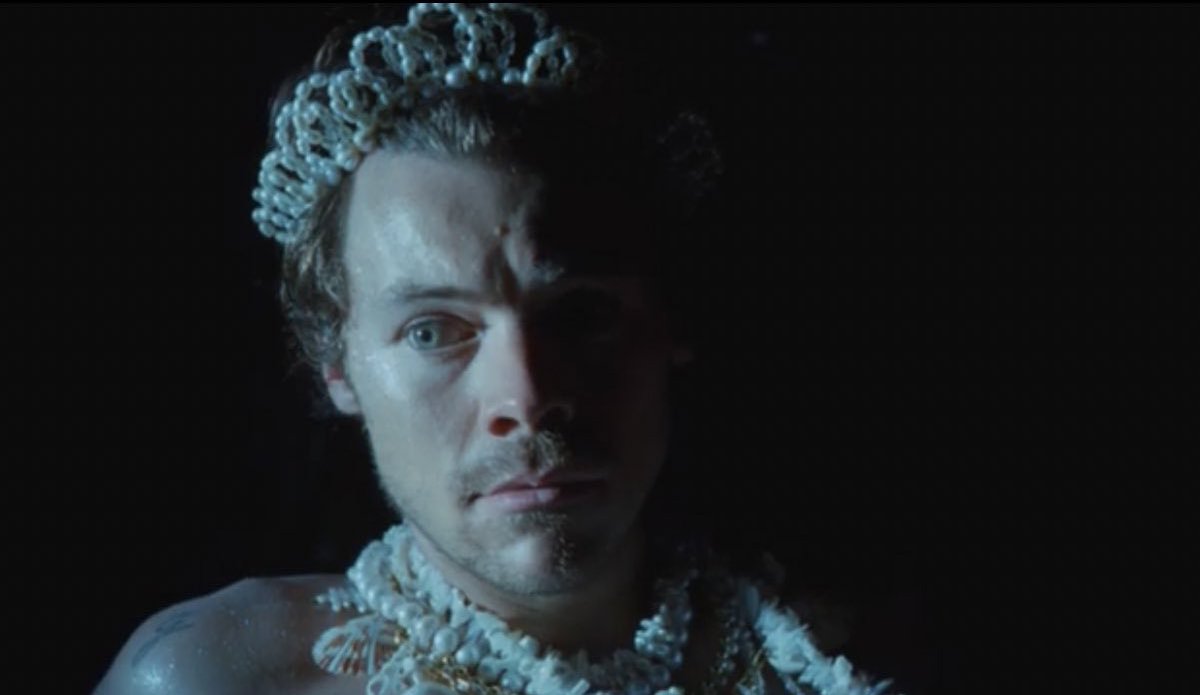 Harry per il video musicale di #MusicForASushiRestaurant🐟