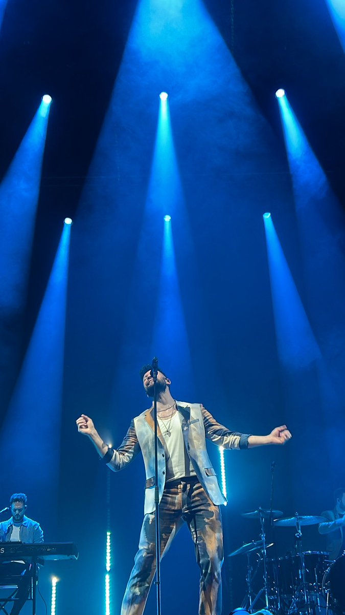 Sufiman___'s tweet photo. Bridges tour in KL @calumscott ❤️🤍❤️🤍❤️ https://t.co/VzsVnmjNTQ