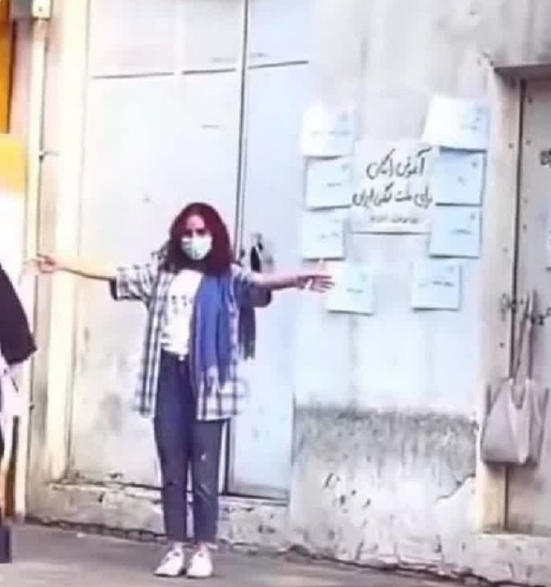 Fada313Mohammad's tweet photo. جانِ برادر
توخریدنی نیستی که بخواهی رایگان باشی
رایگان باپولی بودن،مفروضِ کالابودن چیزیست که تونیستی.مهم نیست این تفکری که شمارا خریدنی میخواهدازکجاست،ازهرکجاباشد ازآن بیزارم!
وقتی وصف رایگان را بکارمیبرید
یعنی پذیرفتی که این آغوش می‌توانست پولی باشد!
توکالانیستی...
#مهسا_امینی https://t.co/BEwGvPp3hM