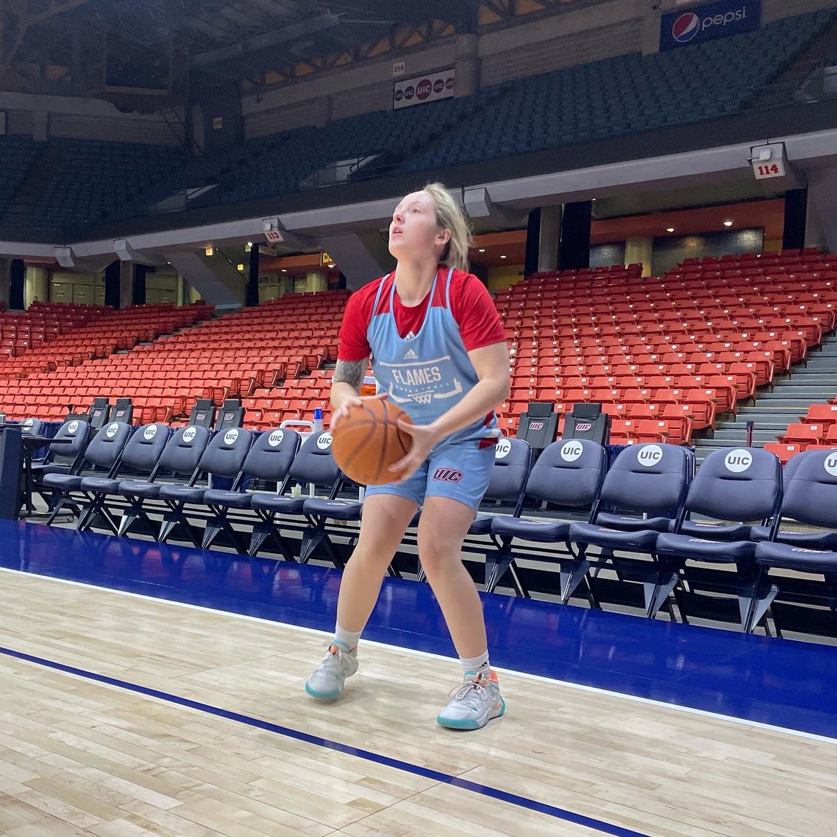 UIC_WBB's tweet photo. Shoot around ✅
Tonight: 7pm @ Credit Union 1 🤩🔥
#FireUp | #GoToTheEdge https://t.co/SbmJkdoE7c