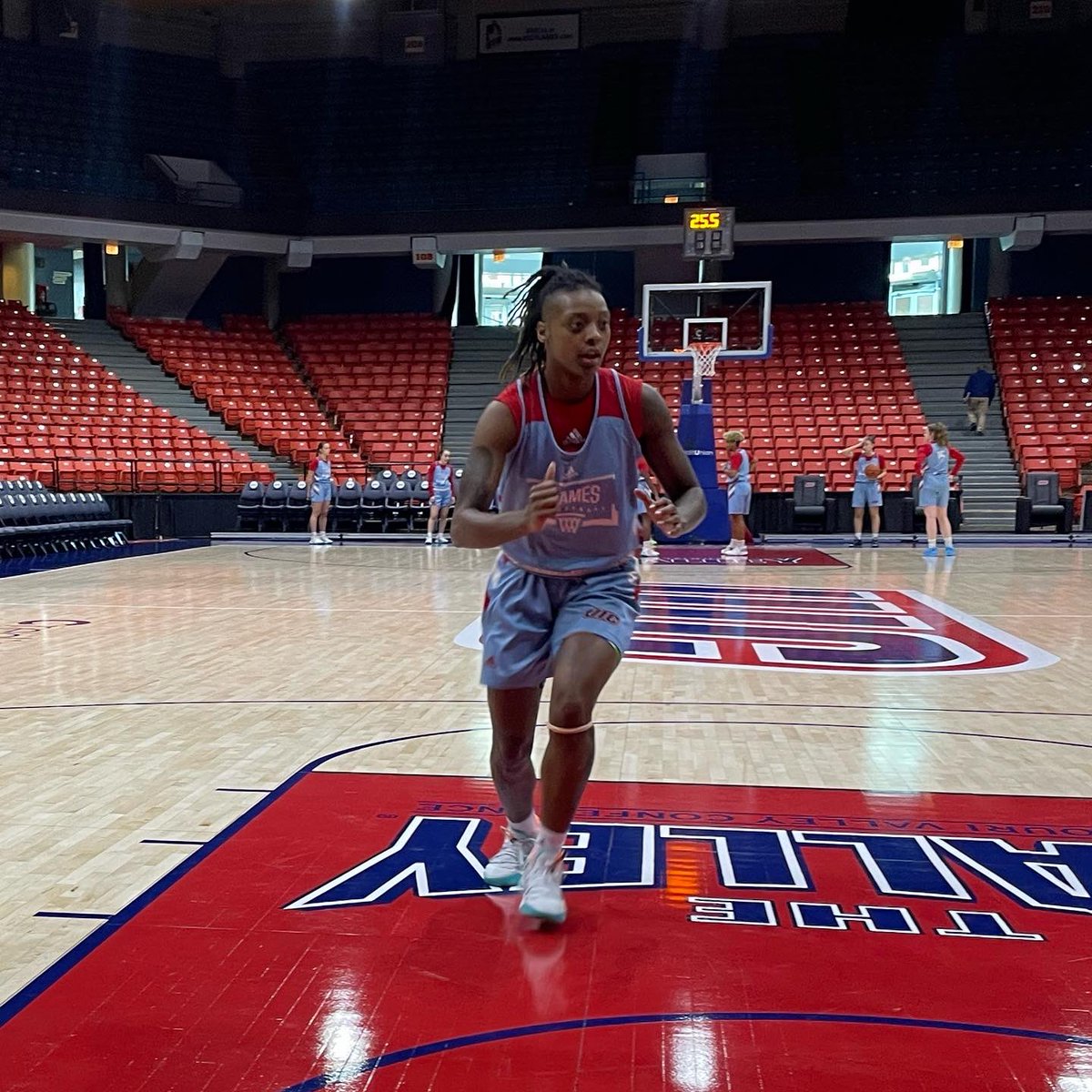 UIC_WBB's tweet photo. Shoot around ✅
Tonight: 7pm @ Credit Union 1 🤩🔥
#FireUp | #GoToTheEdge https://t.co/SbmJkdoE7c