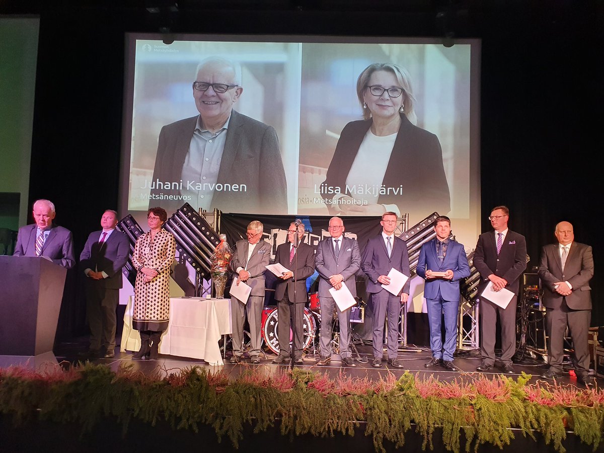 Metsäyhdistyksen ansiomerkit on jaettu. Kultainen ansiomerkki Sahateollisuus ry:n Kai Merivuorelle ja Metsä Groupin Juha Mäntylälle. Onnea! #Metsäpäivät <a href="/Sahateollisuus/">Sahateollisuus ry</a> <a href="/MetsaGroup/">Metsä Group</a>