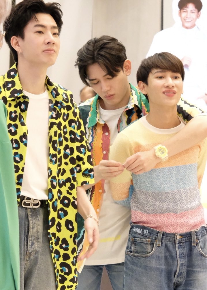 Jneworld's tweet photo. ใครๆก็รักหนู พี่คนนี้กอดน้วยกับน้องเกือบทั้งงาน ยืนข้างปี๊แล้วไงใครสน 😆

#ออฟกัน  #นิวกัน 
#AISCallingmelody https://t.co/Pwr3PsoGXu