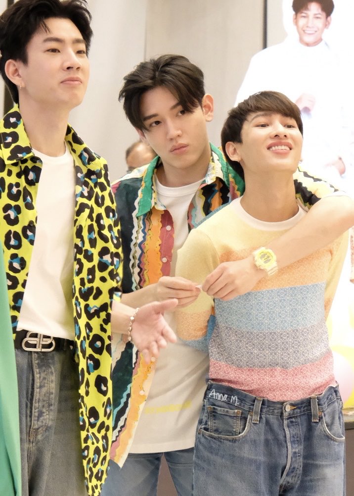 Jneworld's tweet photo. ใครๆก็รักหนู พี่คนนี้กอดน้วยกับน้องเกือบทั้งงาน ยืนข้างปี๊แล้วไงใครสน 😆

#ออฟกัน  #นิวกัน 
#AISCallingmelody https://t.co/Pwr3PsoGXu
