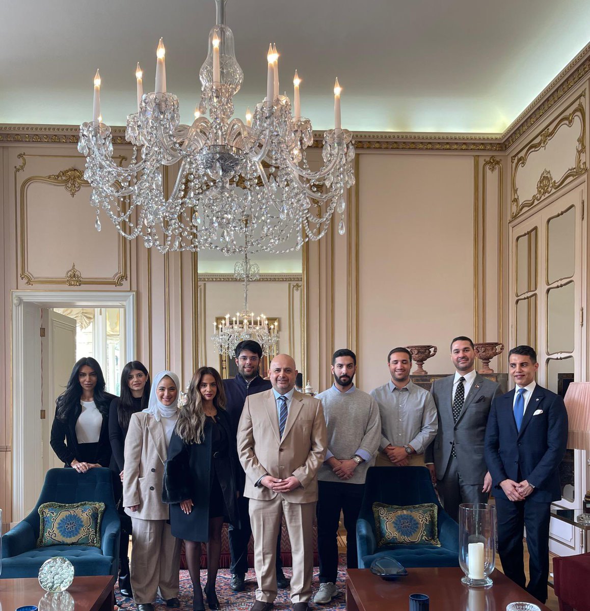 KUWAITEMBASSYUK's tweet photo. استقبل سعادة السفير بدر العوضي وفد متحف قصر السلام من مركز الوثائق التاريخية ومتاحف ومكتبات الديوان الأميري، الذي يزور العاصمة البريطانية لتطوير مستوى الخدمات في قصر السلام، وذلك في إطار التعاون الثقافي القائم والهادف إلى تعزيز تبادل الخبرات بين 🇰🇼و🇬🇧 في هذا المجال. https://t.co/IMp5wMoEN7