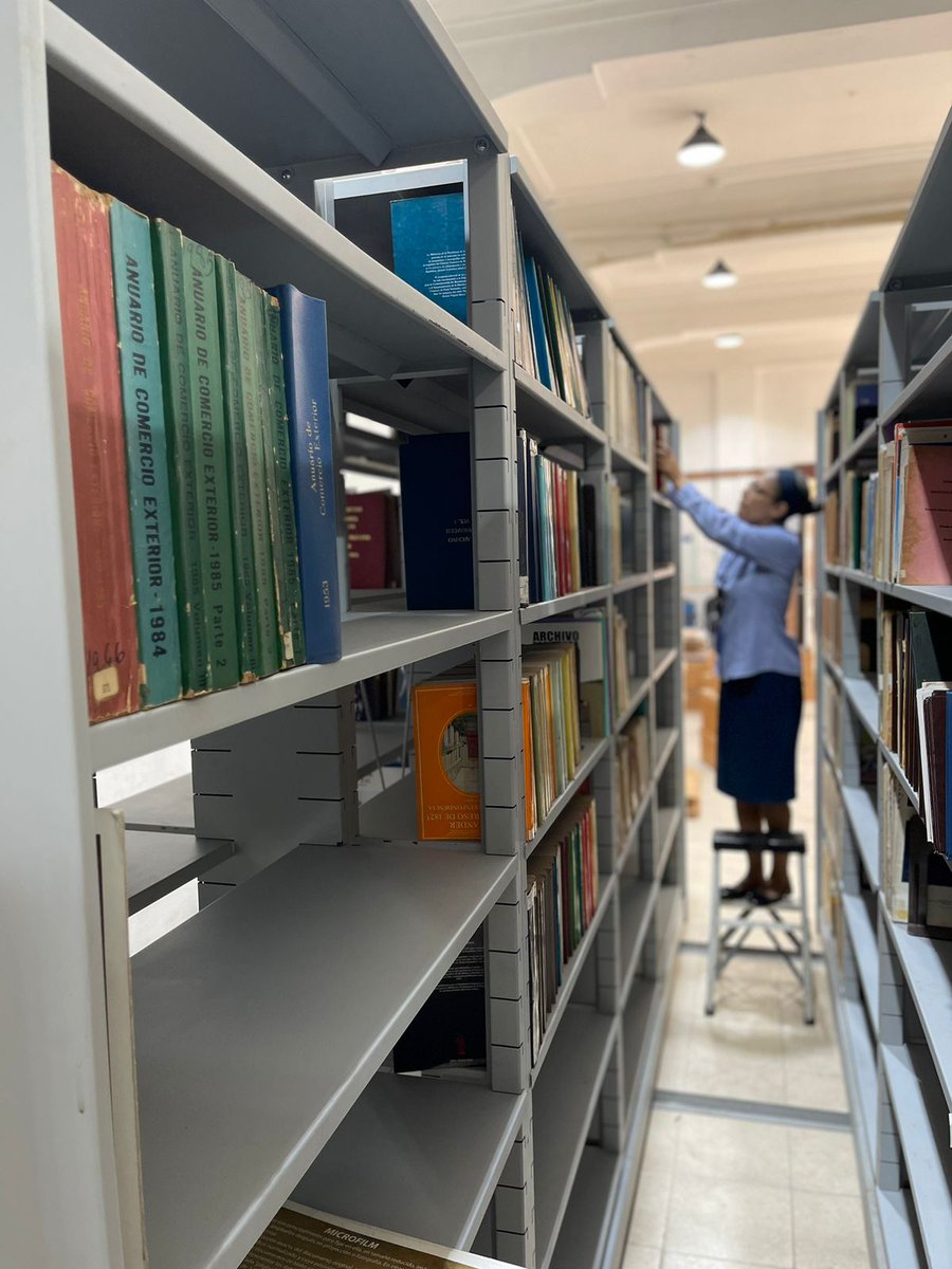 ArchivoNacPma's tweet photo. La licenciada Sabina Bethancourt, jefa de la Sección de Bibliotecas, realiza el reordenamiento de los libros, gacetas, memorias, revistas y demás documentación, disponible para consulta en la nueva área que hemos adecuado a fin de ofrecer un mejor servicio. #UnidosLoHacemos 🇵🇦 https://t.co/qG39Dda0yt