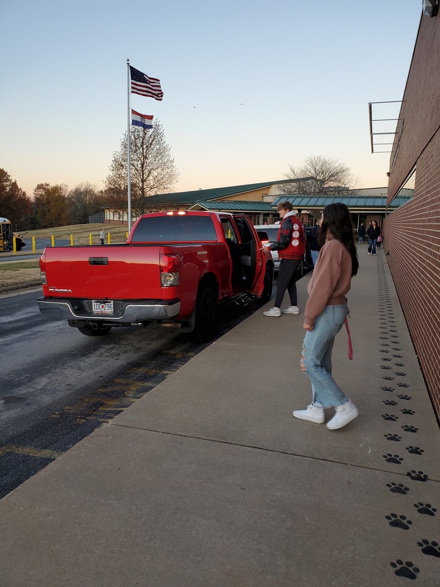 JillGaroutte's tweet photo. NHS members greeted students at Pate Early Childhood Center this frosty morning. Smiles and high fives for all!
@nhs_njhs #service   @AuroraMoHS  #proudtobeahoundawg https://t.co/trhyrjQluI