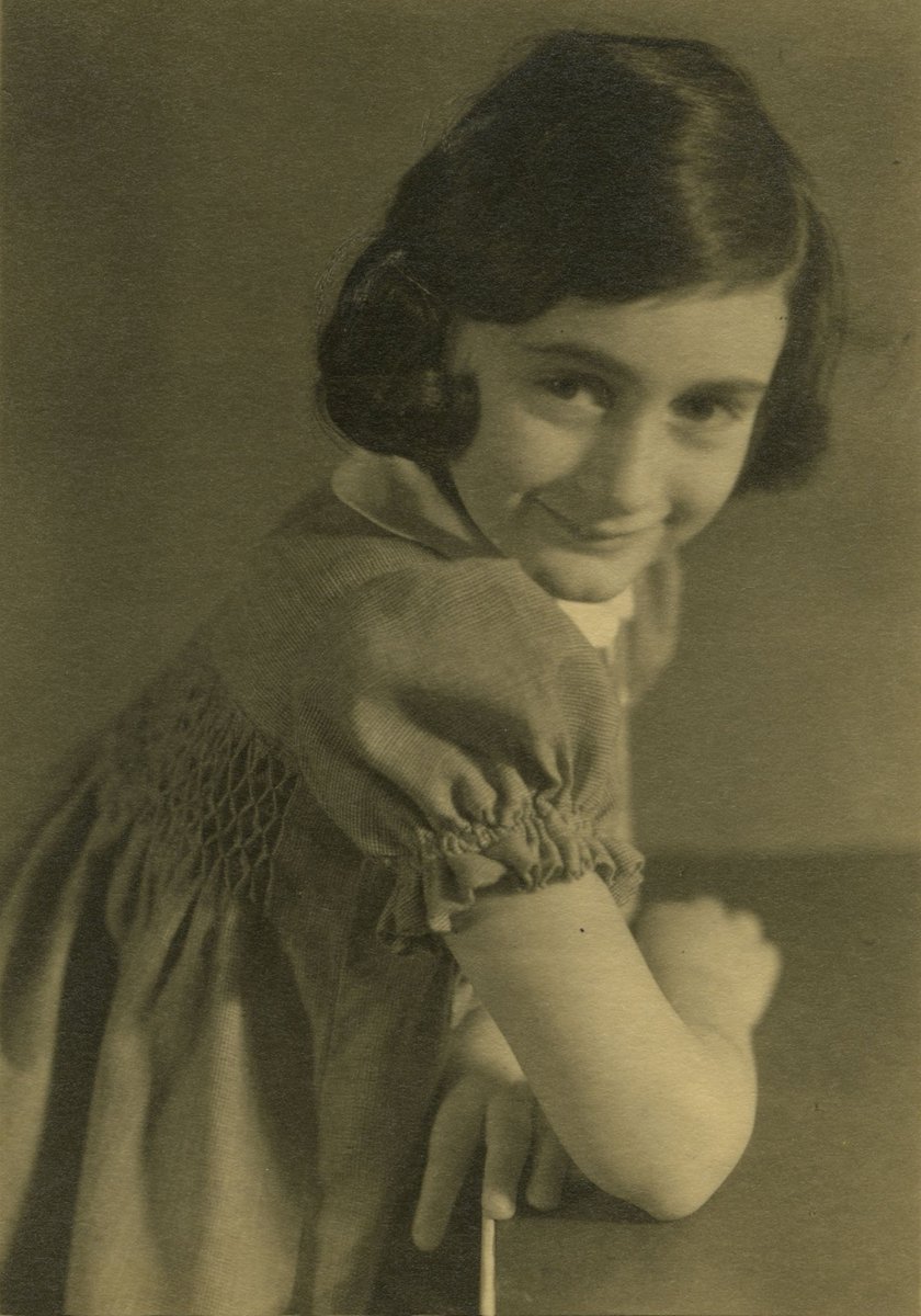 LG_Mundiales's tweet photo. Ana Frank en 1935. Foto de la niña que sería famosa por su diario, publicado tras su muerte a manos de los nazis en 1945. https://t.co/buOjDGZnwi
