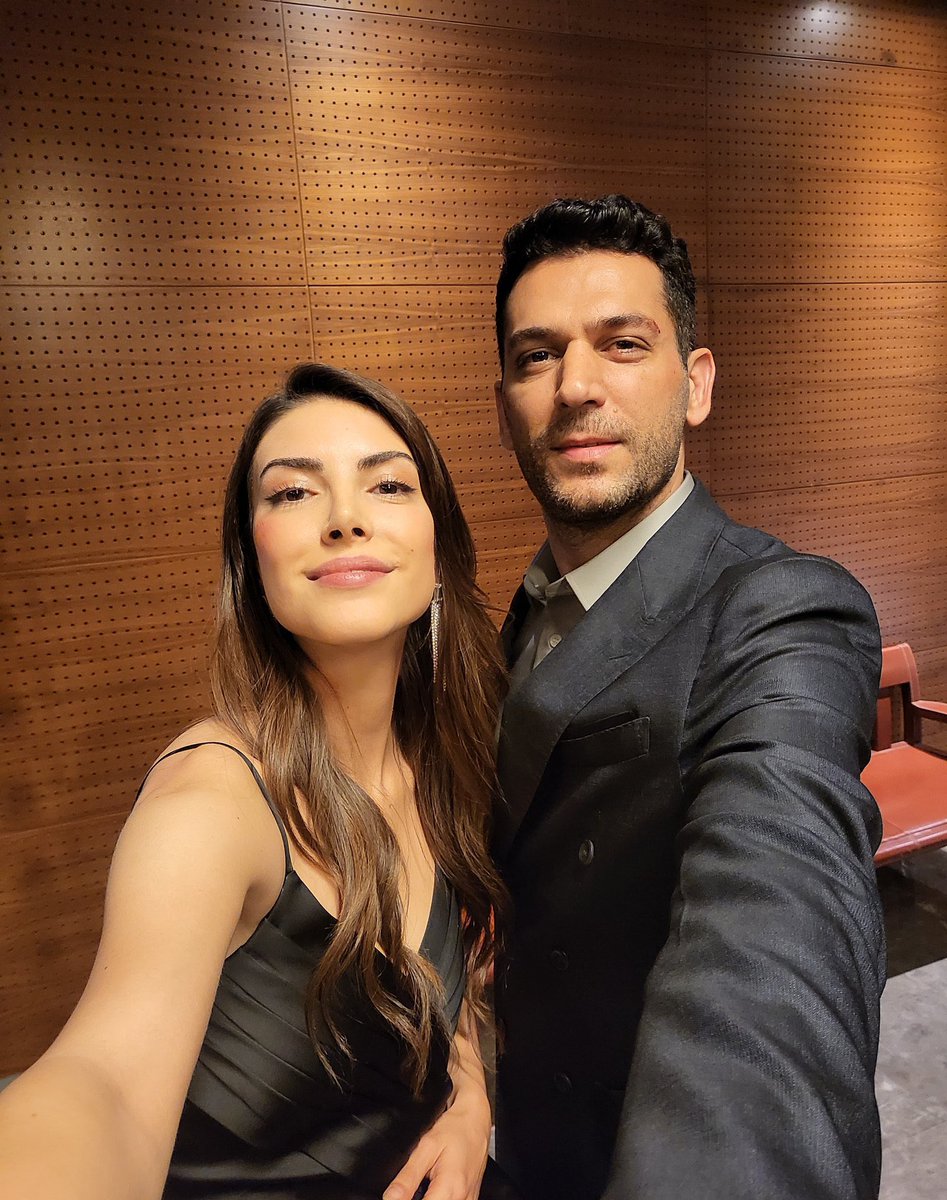 سيلفي مراد ودينيز اليوم من الكواليس ❤️‍🔥

#MuratYıldırım 
#DenizBaysal 
#Teşkilat