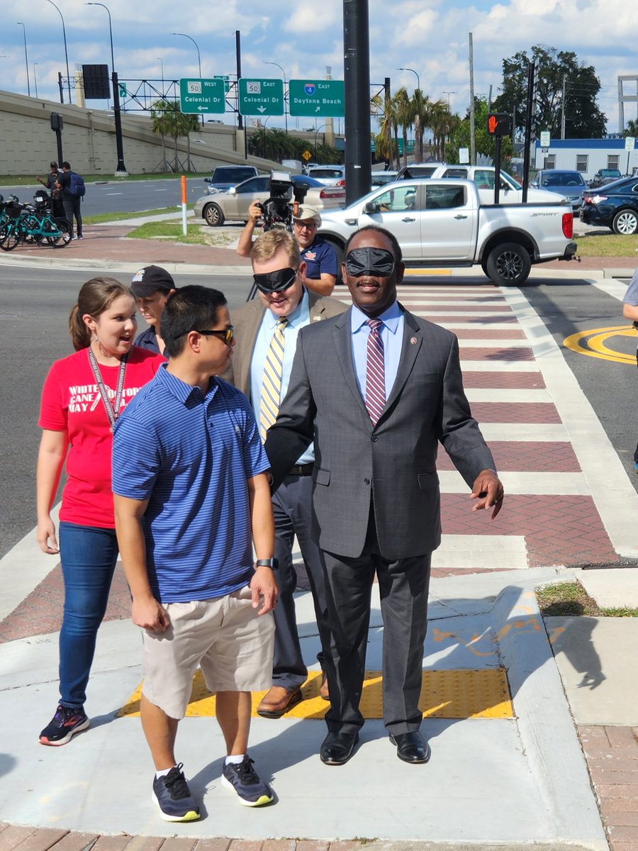 MyFDOT_CFL's tweet photo. To honor Blind Americans Equality Day, city officials crossed a busy intersection while blindfolded, which gave them the opportunity to better understand the world through the perspective of people living with visual impairments. Thank you to our partners! #MobilityWeekCFLπ πΆββοΈπ² https://t.co/0ieAVOJDuw