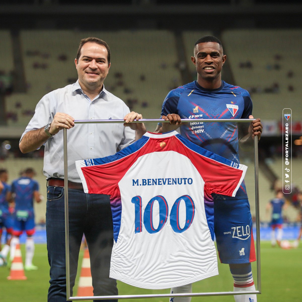 Antes da partida de hoje, nosso zagueiro Marcelo Benevenuto recebeu uma homenagem do clube no gramado da Arena Castelão, diretamente das mãos do nosso Presidente Marcelo Paz, por ter alcançado a marca de 100 jogos com o Manto Tricolor. 🦁

📸 Mateus Lotif/FEC

#FortalezaEC