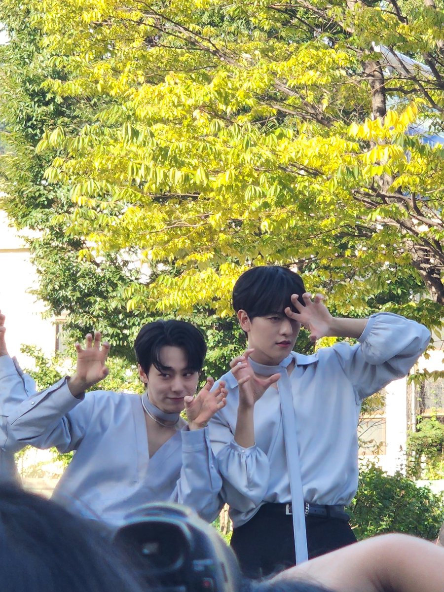MissionArtemis's tweet photo. I won't let go the way I know you also won't let go, my baby tiger. I vote for #oneus for #MAMAVOTE https://t.co/69672KK4r6