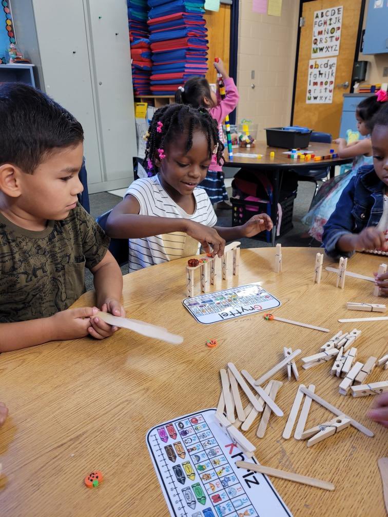 RachelM0tt's tweet photo. Students in @jharrisonvpk class worked hard to create a gate to hold their 5 little pumpkins! 🎃✨ @SadlerOCPS #makingmustangmagic #sadlerstronf https://t.co/7rImnHpX0x