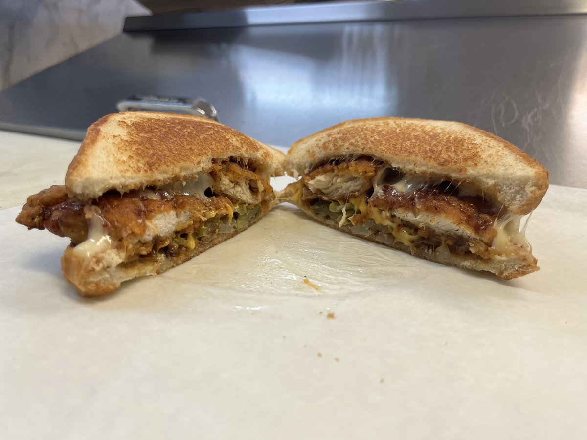 dairy_kreme's tweet photo. 🚨NEW ITEM ALERT🚨 
Jr’s Honey BBQ Chicken Sandwich 🤤

Now-Nov. 6th  meal special for only $6.50
Includes: Sandwich, fries, and drink
Served in Buttery Texas toast! Tenders brushed with honey bbq sauce, melted Monterey&amp; american cheese served on top of pickles, grilled onions! https://t.co/KUyA5ZDvTd