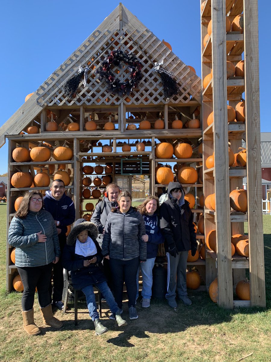 KellysTitans's tweet photo. CBI to Wickham Farms. It was a gorgeous day on the farm with friends! #thomastitans #fallfun https://t.co/SmQq1JVbeU