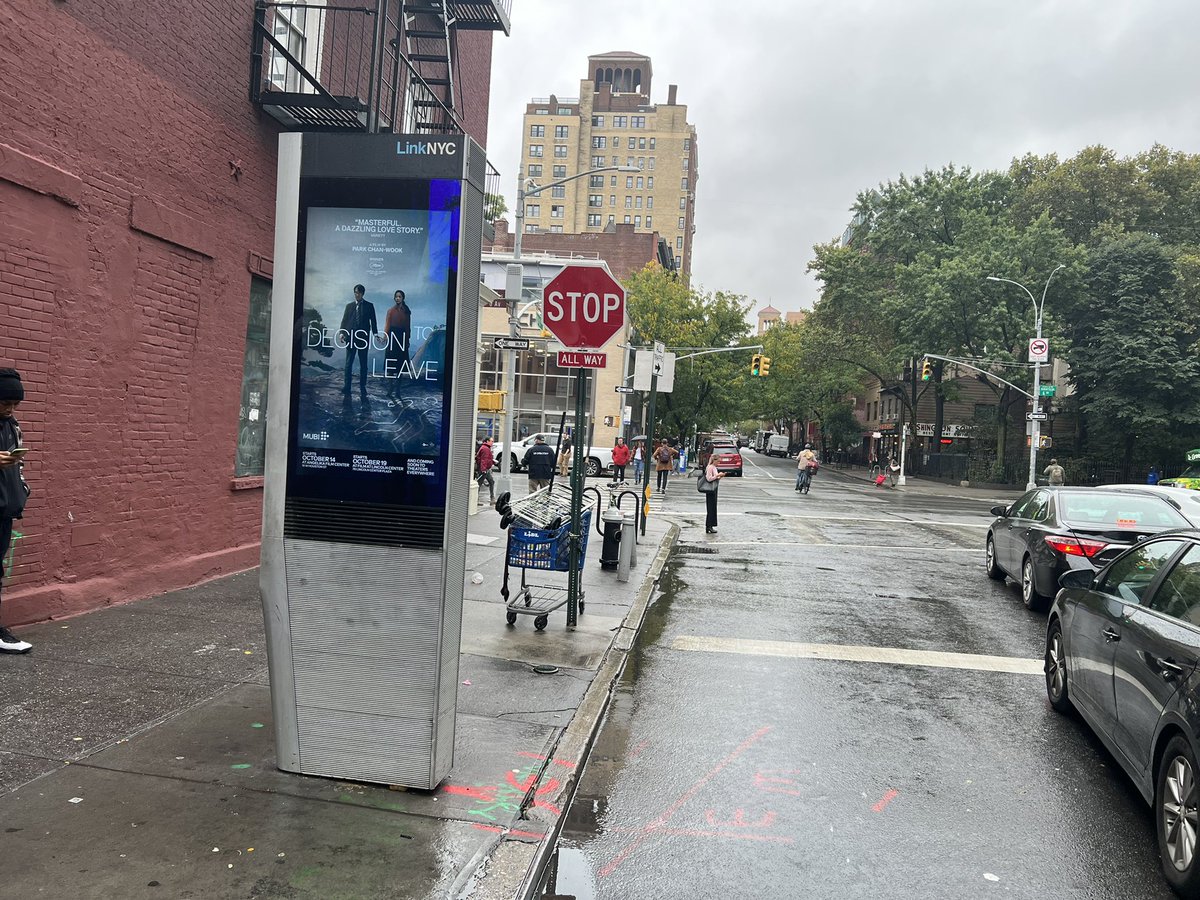 carlydelly's tweet photo. @NYC_DOT
I got a ticket at the intersection of Cornelia st and W 4th st in NY NY, for running a STOP Sign. 
That same intersection has a traffic light that was green! What is the rule reference for this?
#NYC
#stopsign
#trafficlight
#TrafficRules https://t.co/DANB35kFfe