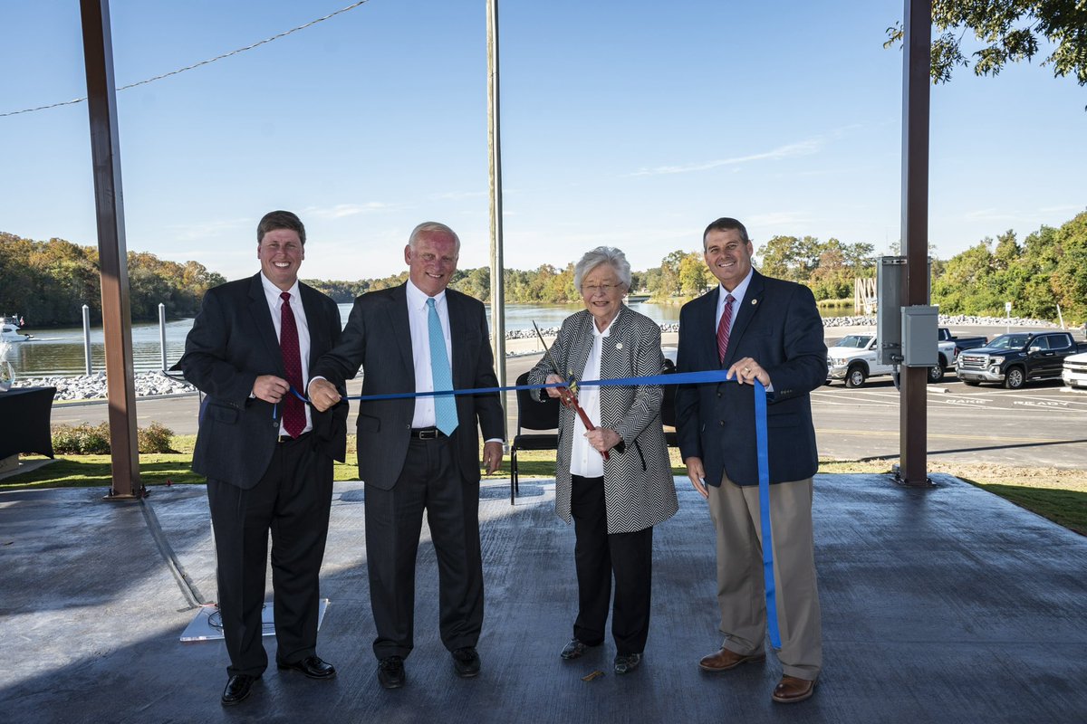 GovernorKayIvey's tweet image. Working together, the AL Dept. of Conservation, the city of Demopolis &amp;amp; Marengo Co., brought together a $3M investment to West AL. Today, we cut the ribbon on their new boat ramp in Demopolis, which will provide millions of dollars of economic benefit to our Black Belt region.