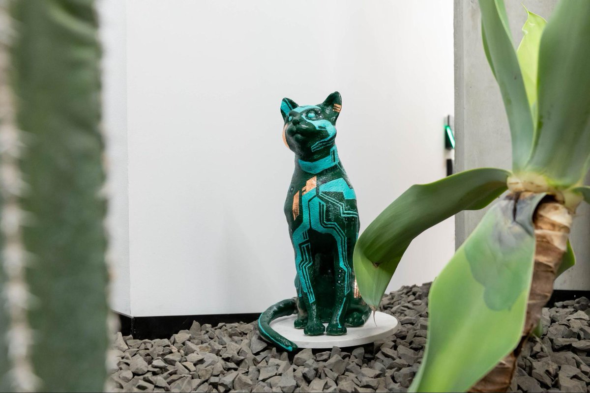 mich_peng's tweet photo. they even have office podcats to keep me from missing my kitties at home!! https://t.co/Ix88RZVaGJ