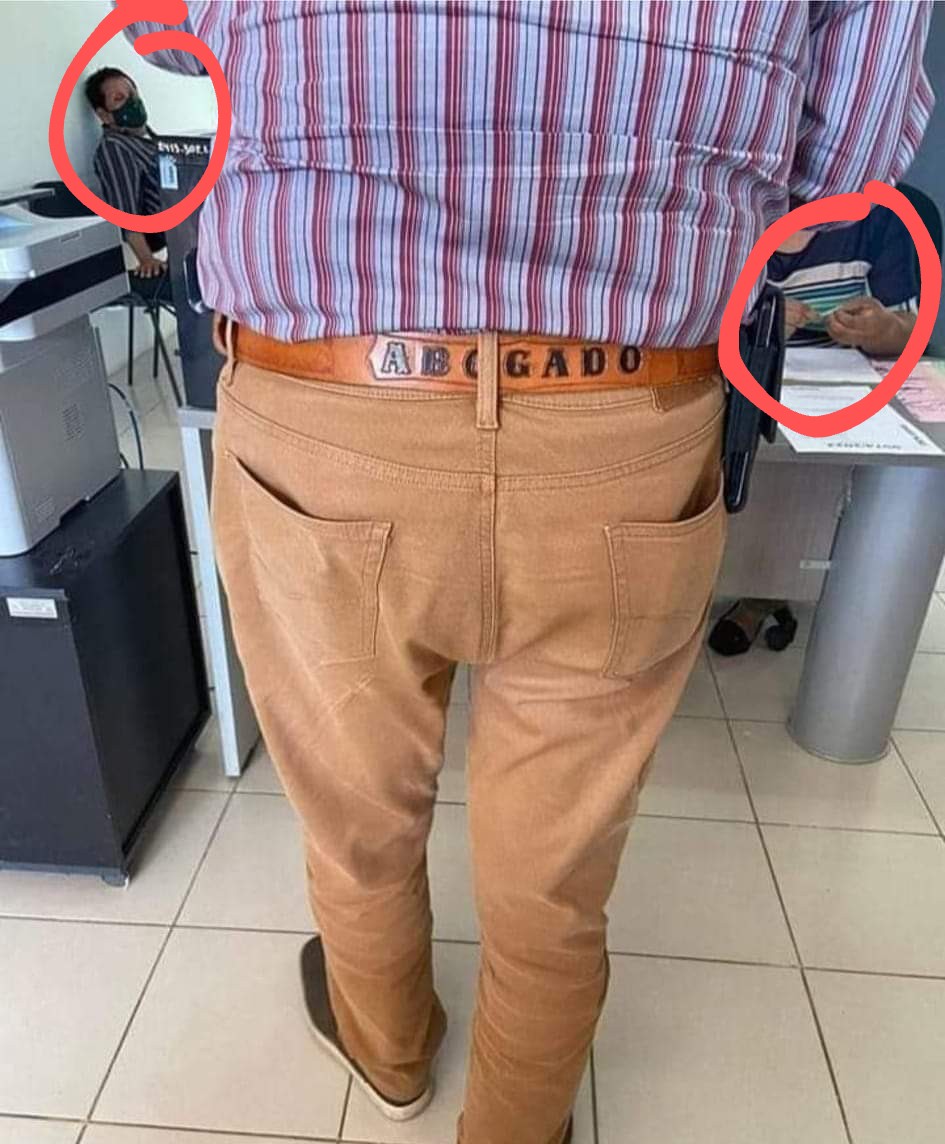 ROBERTRRiz's tweet photo. @OutOfContextMex Mi México mágico, el señor presumiendo su cinturón, un cabrón durmiendo y una empleada limandose las uñas..... https://t.co/8Q5nEloa8D
