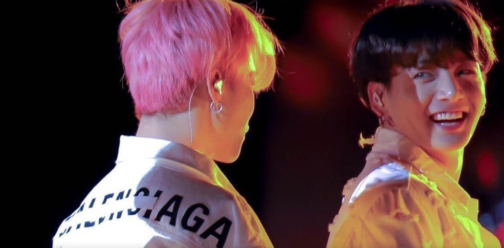 jikookheart's tweet photo. jungkook’s smile here 🥺 https://t.co/JfDodyY2Pg