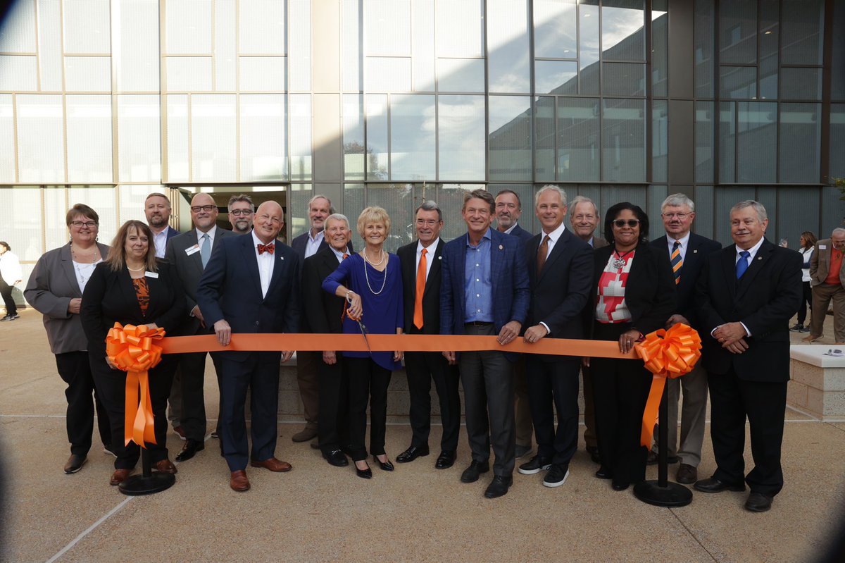 UTSystemNews's tweet photo. Congrats to @utmartin on the dedication of the new Latimer-Smith Engineering & Science bldg., the first new academic building in nearly four decades! #EverwhereUT https://t.co/N3LA9xebiq https://t.co/24WZtOZ6Rx