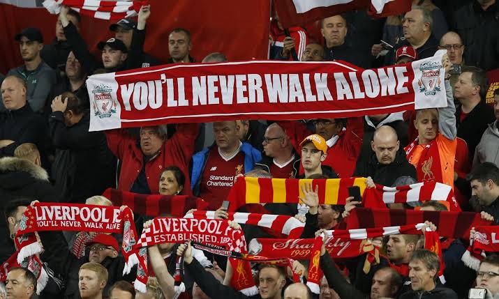 • A origem do You'll Never Walk Alone •

Todo mundo sabe que "You'll Never Walk Alone" é o hino e lema oficial do Liverpool, mas você sabe qual a origem por trás dessa música e como ela se tornou um símbolo do Liverpool? É disso que falaremos nessa thread.

Segue o fio 🧶