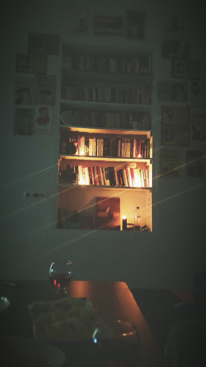 GrbtKaya's tweet photo. "Bir ufka vardık ki artık
Yalnız değiliz sevgilim.
Gerçi gece uzun,
Gece karanlık
Ama bütün korkulardan uzak.
Bir sevdadır böylesine yaşamak,
Tek başına
Ölüme bir soluk kala,
Tek başına
Zindanda yatarken bile,
Asla yalnız kalmamak."
Ahmed Arif https://t.co/40Z2QGrskj