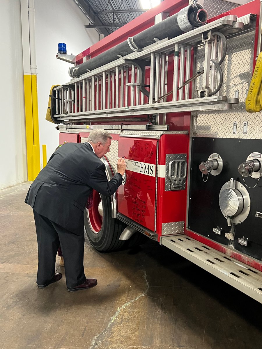 Had a visit from @SenatorDurbin and he had a chance to see one of the fire engines and ambulances we are preparing for Ukraine. He also had a chance to sign the Chillifd.com fire engine and learn about all of our efforts. Thank you for the support. #StandWithUkraine