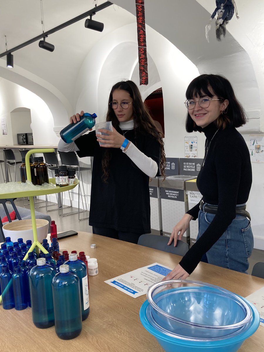 FloraLetot's tweet photo. Aujourd’hui, je suis intervenue avec mon amie lors de l’événement #ecoposs pour un atelier écoresponsable sur la fabrication de gel de douche naturel 🌍 ainsi que de « Bee Wrap » 🐝 (remplaçant l’emballage alimentaire). https://t.co/M4ecYvyqOl