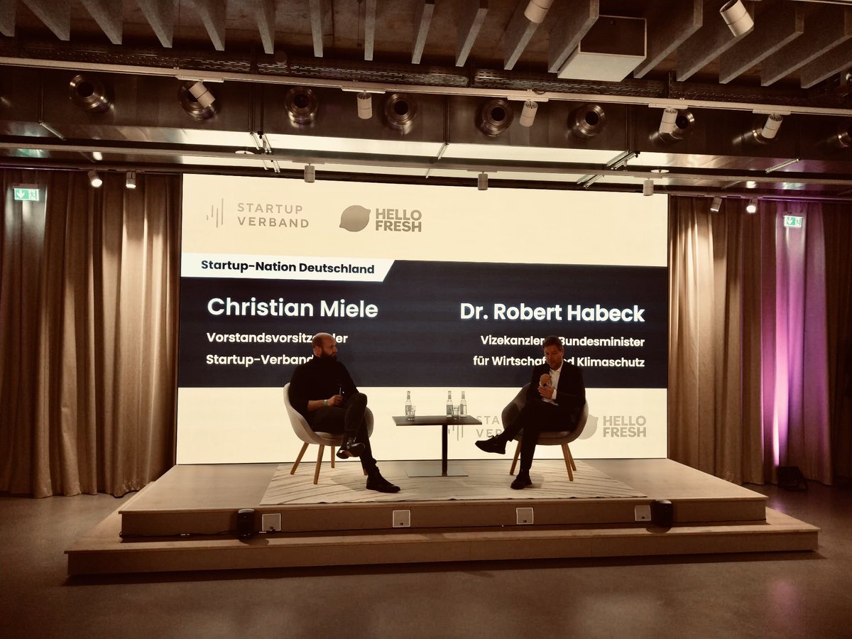 Alexandra Ortloff (@alexortloff) on Twitter photo Vizekanzler & Bundeswirtschaftsminister Robert Habeck beim Town Hall Meeting #startupnation beim <a href="/StartupVerband/">Startup-Verband 💡 🚀</a> anlässlich unseres 10 jährigen Geburtstages. Danke an ein tolles Team für diesen Abend! <a href="/miele/">Miele</a> <a href="/StresingJ/">Christoph J. Stresing</a> Vizekanzler & Bundeswirtschaftsminister Robert Habeck beim Town Hall Meeting #startupnation beim <a href="/StartupVerband/">Startup-Verband 💡 🚀</a> anlässlich unseres 10 jährigen Geburtstages. Danke an ein tolles Team für diesen Abend! <a href="/miele/">Miele</a> <a href="/StresingJ/">Christoph J. Stresing</a>