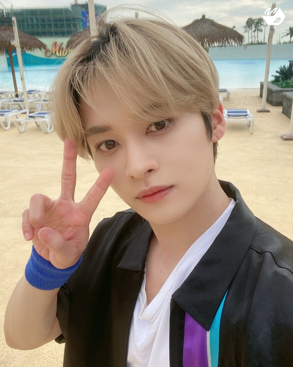 daily lee know tweet media
