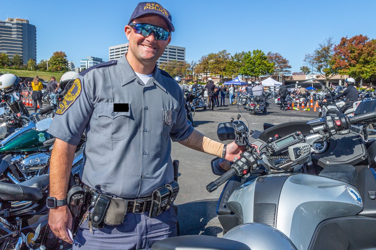 protectingblue's tweet photo. This Trooper’s lucky charms are bands with his family’s names on his motor!  #protectingtheblue #lawenforcement #thinblueline #bluelivesmatter #backtheblue #police #motor #luckycharm #motorcops #becarefuloutthere https://t.co/qlFkqPr156