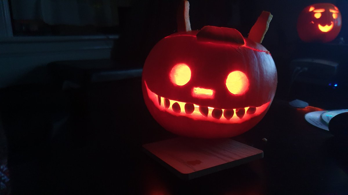 Mcrow32's tweet photo. @DoubleFine I carved a pumpkin of my favourite character and suddenly all my spare car parts went missing 
#grimfandango https://t.co/VCXd8PwI2t