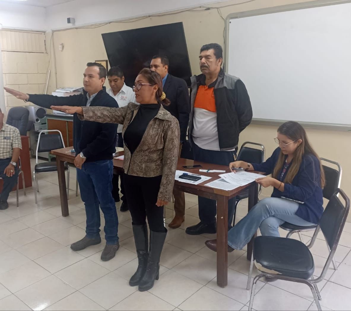 SNTE21's tweet photo. #UnoSomosTodos🙋♀️
#TodosSomosUno🙋♂️
Continuando con las asambleas de renovación delegacionales y centros de trabajo en la #Sección21🟠 del #SNTE📚, la #DI303, #DI22, #DI205 de Primarias; #DI297 de Educación Física y el #CT391 de Secundarias Generales, https://t.co/6Usv7dgNEP