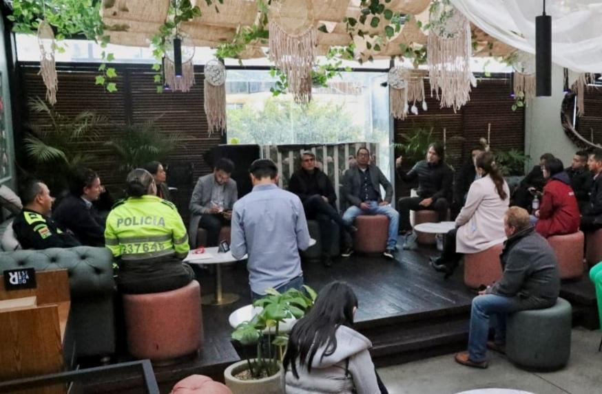 SeguridadBOG's tweet photo. Adicionalmente, en la ciudad 🌆 tenemos conformada la #RedDeCuidado Distrital con @Asobares, que está conformada por más de 3️⃣0️⃣0️⃣ establecimientos y que son aliados estratégicos para fortalecer la seguridad y la convivencia en los sitios de ocio y entretenimiento de Bogotá. https://t.co/8YPjKfOKun