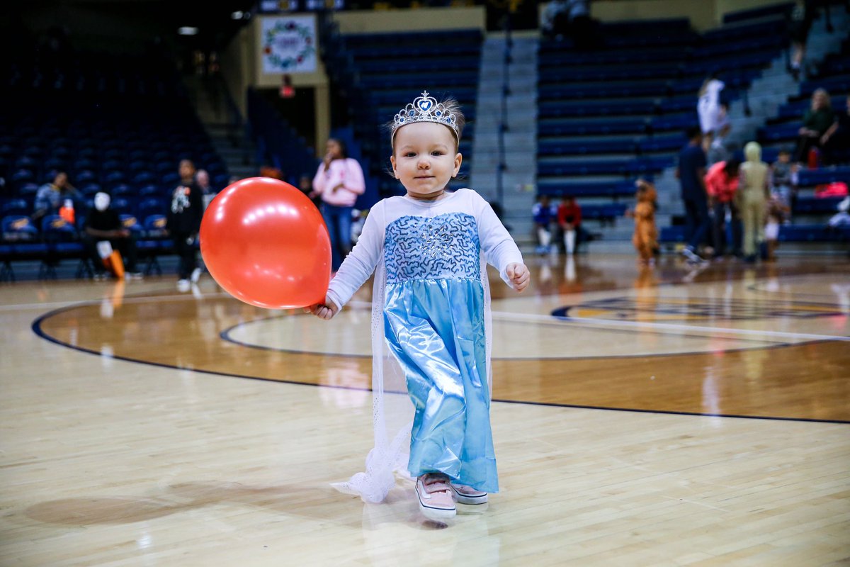 achterdesigns's tweet photo. The absolute cutest Elsa owning the court 👸🏼

📸: @haleyboehmphoto https://t.co/AINT7aORSQ