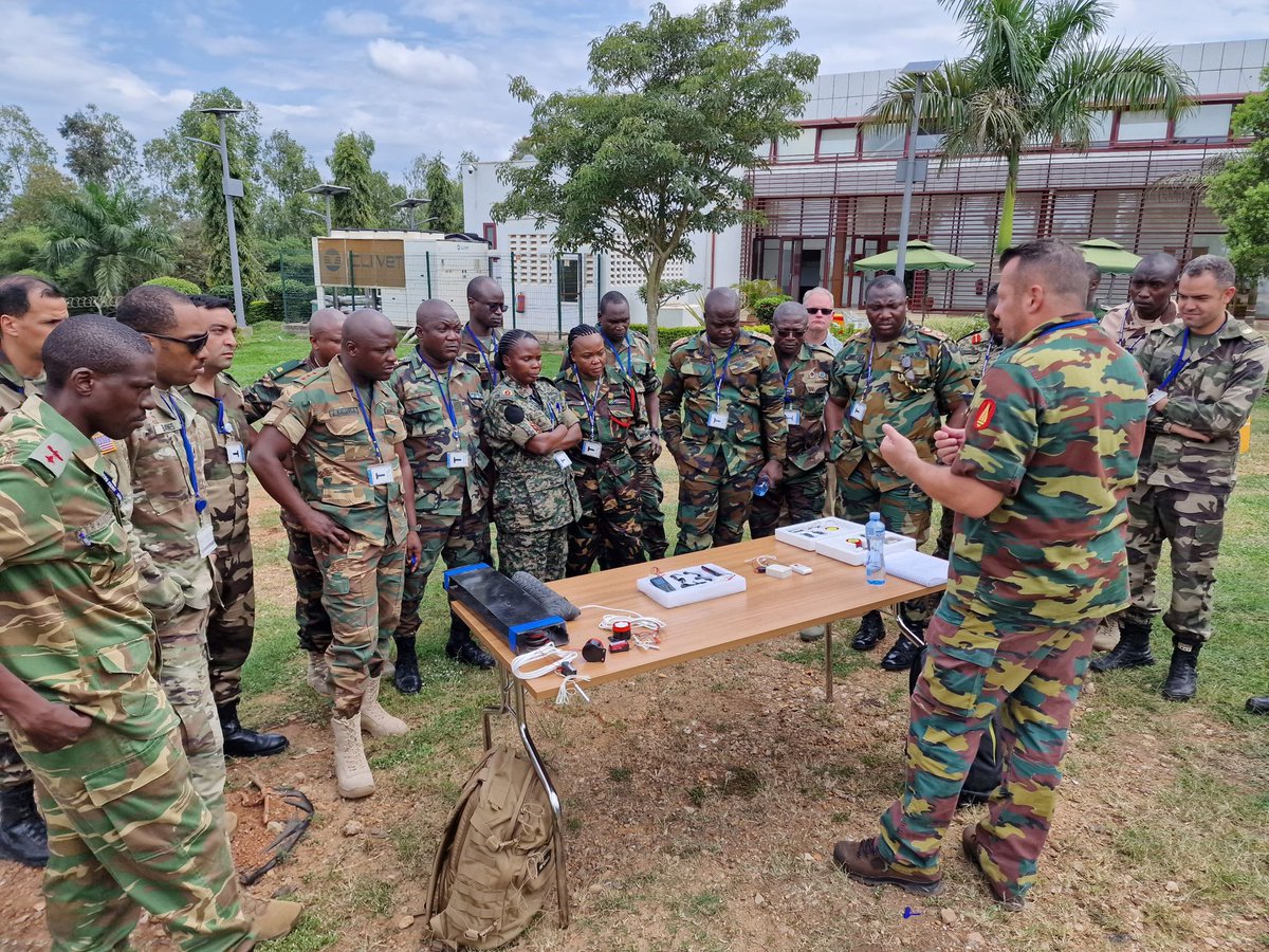 In ongoing efforts against the use of Improvised Explosive Devices, 5 @BelgiumDefence experts joined an ambitious train-the-trainer initiative by @UNMAS in Uganda 🇺🇬. 🇧🇪 adds yet another chapter to its longstanding history of providing quality demining expertise to the UN 🇺🇳!