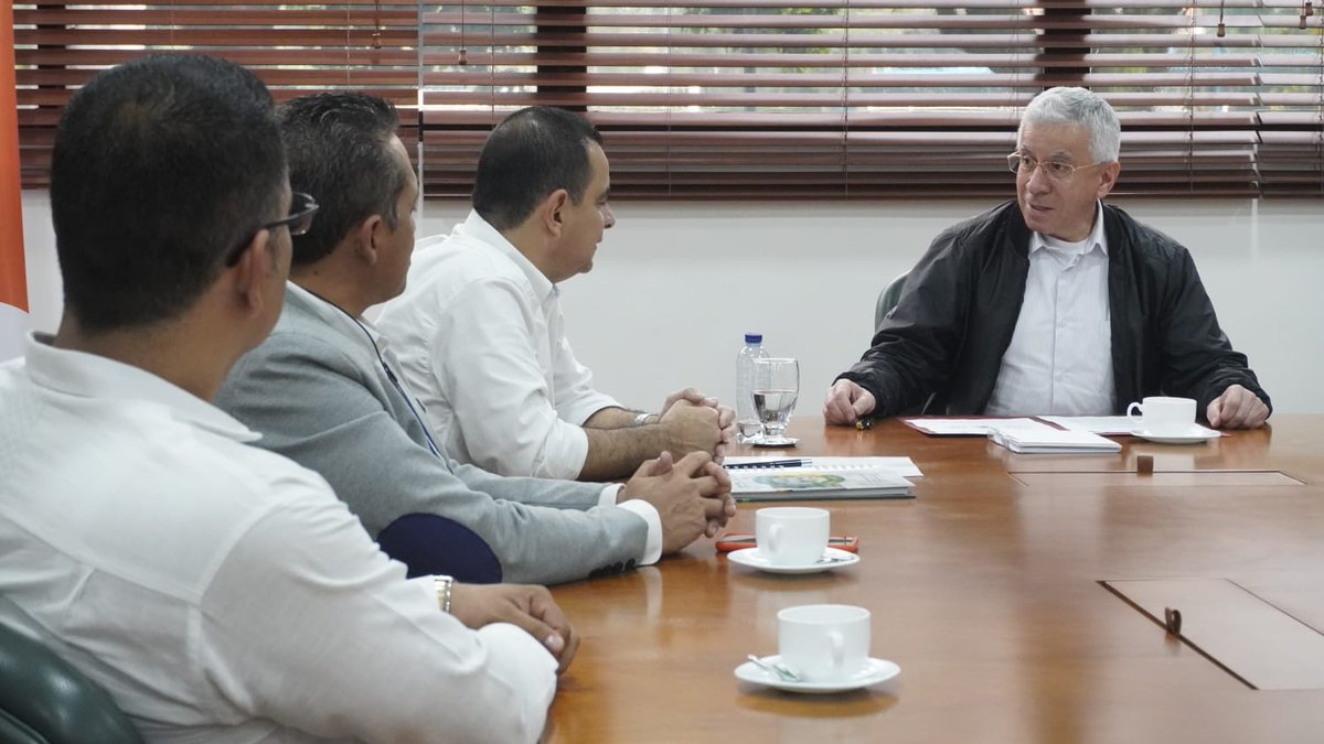 fjmurielandrade's tweet photo. Hoy nos encontramos en la @USBCali #Cali firmando un convenio de cooperación interinstitucional para el desarrollo del emprendimiento en la Región. Nuestra intención es unir esfuerzos para aportar a todos los vallecaucanos los conocimientos que gestamos en ambas instituciones. https://t.co/Z6O87vhNWT
