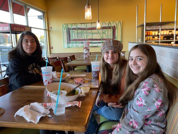 deca_cms's tweet photo. Central Magnet students show their support for our DECA chapter at Newk’s Spirit Night! #CMSTigers #DECA https://t.co/hZuhzhu9ld