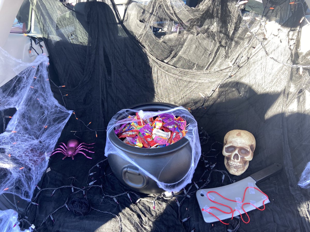ehs_upstanders's tweet photo. Trunk or Treat was a success! The coven had fun and the kids did too! 💜🖤🧙‍♀️ thank you @ElyriaStuCo for hosting! https://t.co/Zfi4jvgreh