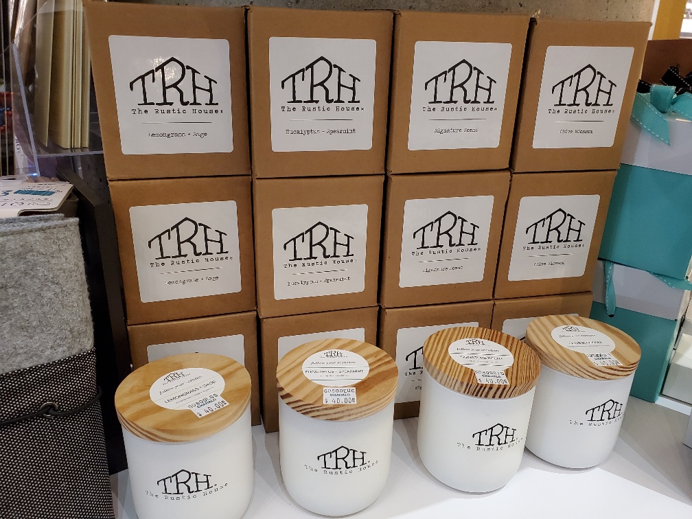 Are our homes smelling season appropriate? 🍂 Fill your living space with the scents of fall and The Holidays with The Rustic House scented candles 🕯 #therustichousecandles #scentedcandles #scentoftheseason #fallscents #holidayscents #vancouvergiftstore #localbusinessvancouver