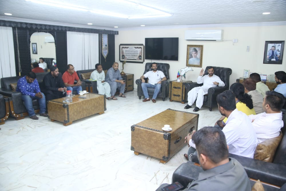 MQMPUpdates's tweet photo. چیئرمین پاک سرزمین پارٹی سید مصطفی کمال سے پاکستان ہاؤس میں ڈسٹرکٹ ساؤتھ گارڈن ٹاؤن سے تعلق رکھنے والے ایم کیو ایم MQM اور PTI سے تعلق رکھنے والے زمہ دران و کارکنان کی ملاقات اور PSP میں شمولیت کا اعلان -
#JoinPSP https://t.co/3rwKkpcPhp