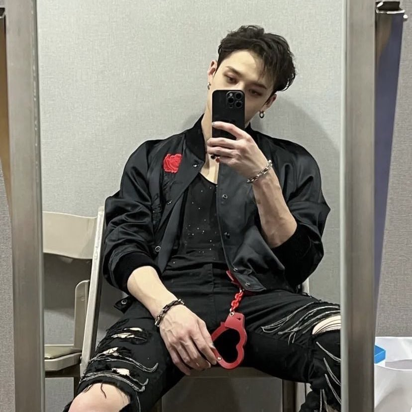 buzzfeedpuppies's tweet photo. bang chan:                 me trying to focus after seeing this: https://t.co/rOpVWBvLQH