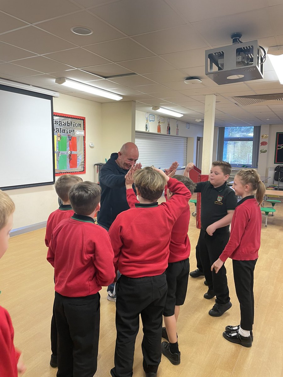 Diolch  i <a href="/Billypye2012/">Billy pye</a> am ddod i drafod ei brofiad yn hyfforddi nofwyr paralympaidd gan gynnwys <a href="/EllieSimmonds1/">Ellie Simmonds</a> 🏊🏻‍♂️🏊🏻‍♀️ / Thank you to Billy Pye for coming to speak to us about his experience coaching paralympic swimmers including Ellie Simmonds 🏊🏻‍♀️🏊🏻‍♂️ <a href="/bridgendcounty/">Bridgend County Swim Squad</a> <a href="/YsgolLlanhari/">Ysgol Llanhari</a>