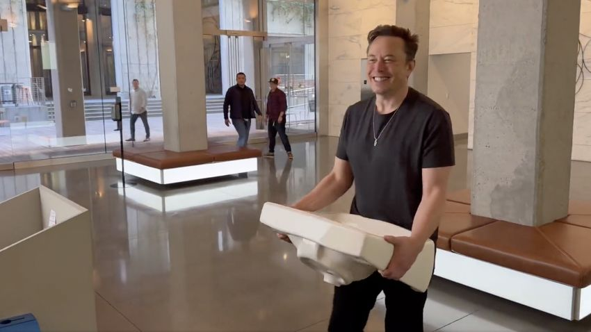 foIha_sp's tweet photo. URGENTE: Elon Musk compra o Twitter e pergunta a Jair Bolsonaro se ele quer a suspensão da conta do ministro Moraes https://t.co/NLgbWdASu3