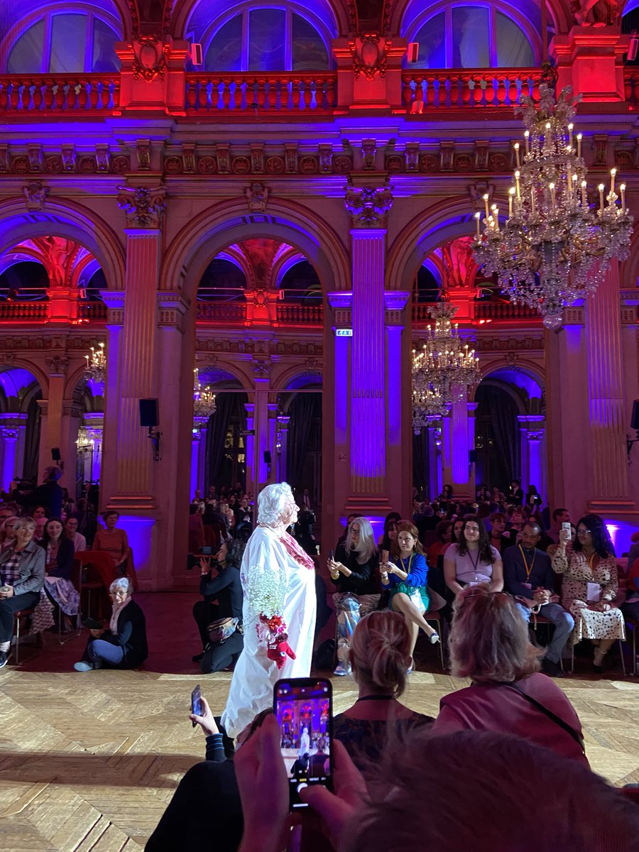 Superbe défilé intergénérationnel organisé par les Petits frères des pauvres et <a href="/Paris/">Paris</a> avec les tenues des étudiants de l’<a href="/EcoleLISAA/">LISAA</a>. Dans les salons de l’Hotel de Ville.

#showmustgoOld 

<a href="/VeroLevieux/">Véronique Levieux</a> <a href="/PFPauvres/">Petits Frères des Pauvres</a> <a href="/Anne_Hidalgo/">Anne Hidalgo</a>