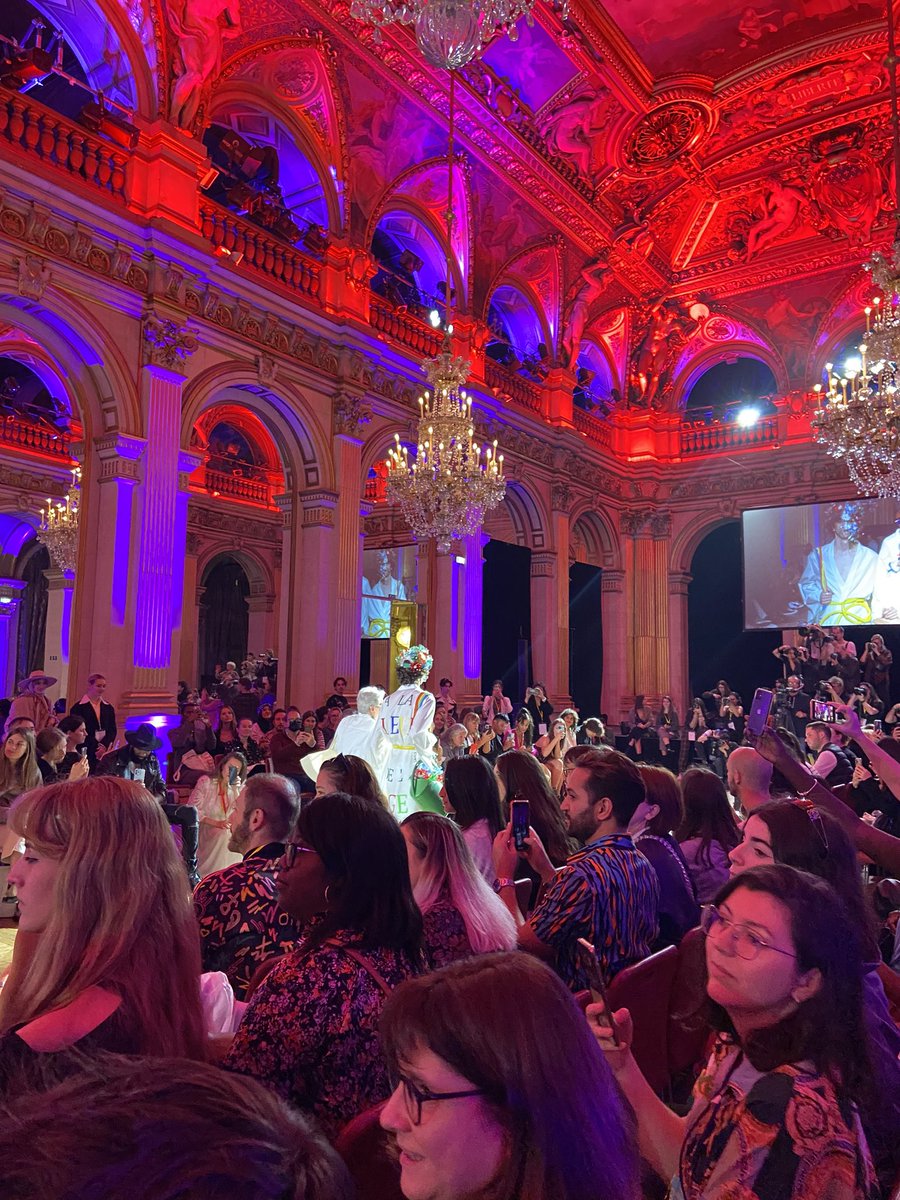tir_sonia's tweet photo. Superbe défilé intergénérationnel organisé par les Petits frères des pauvres et @Paris avec les tenues des étudiants de l’@EcoleLISAA. Dans les salons de l’Hotel de Ville.

#showmustgoOld 

@VeroLevieux @PFPauvres @Anne_Hidalgo https://t.co/vIR9vK5YBJ