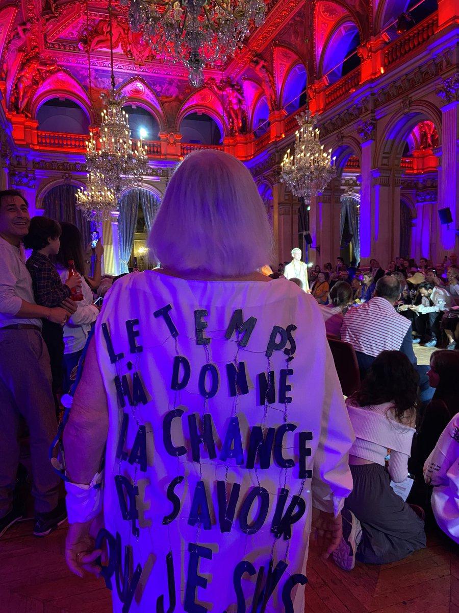 tir_sonia's tweet photo. Superbe défilé intergénérationnel organisé par les Petits frères des pauvres et @Paris avec les tenues des étudiants de l’@EcoleLISAA. Dans les salons de l’Hotel de Ville.

#showmustgoOld 

@VeroLevieux @PFPauvres @Anne_Hidalgo https://t.co/vIR9vK5YBJ